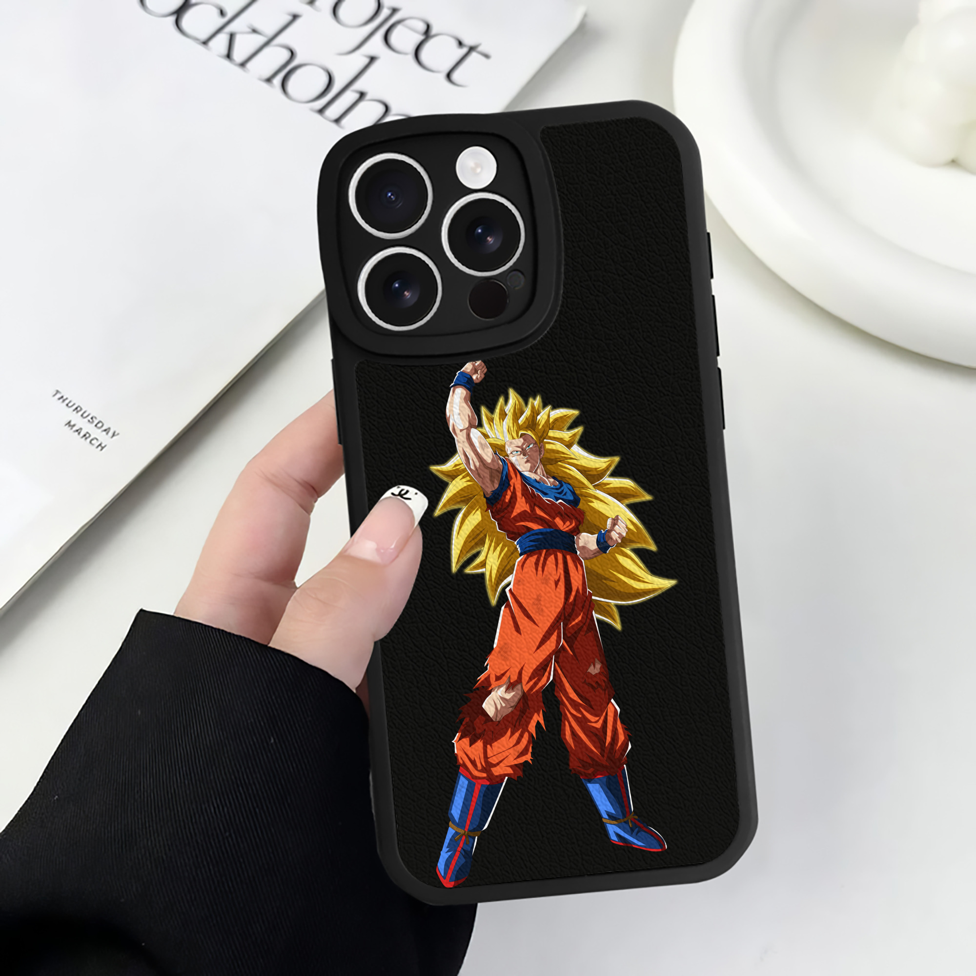（画像用） ドラゴンボール 孫悟空（そん ごくう）Son Goku カカロット DRAGON BALL Kakarotto 【iPhone 16シリーズ対応】シリコンスマホケース（レザー調） 材質：シリコン